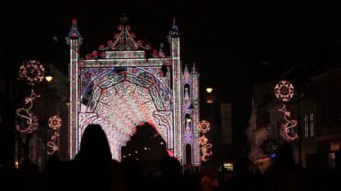 Sokakta Noel ışıkları süsler