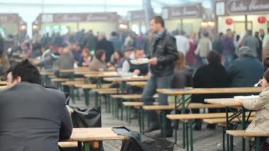 İnsanlarda banklar yemek Festivali