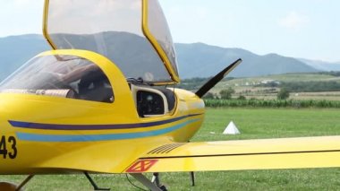 Uzakta almak için bekleyen pilot