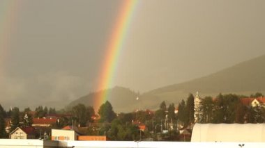 Gökkuşağının üstünde şehir