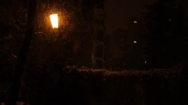 Karlı gece mahalle sokak