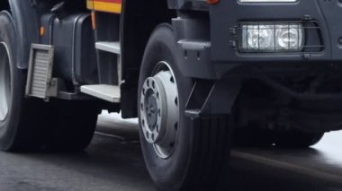 Yavaş yavaş geçen Kamyon Tekerlekler