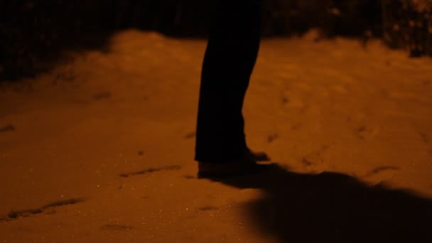 Homme attendant dans la nuit enneigée — Video