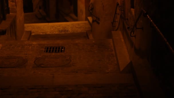 Ortaçağdan kalma şehir gece merdiven — Stok video