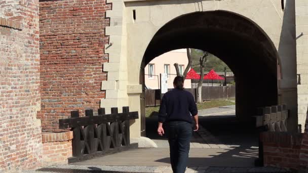 El hombre entra en la ciudadela — Vídeos de Stock