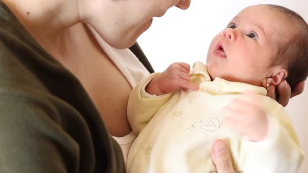 Anne küçük bebek kızı konuşuyor — Stok video