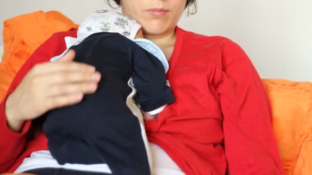 Madre acariciando su pequeño bebé — Vídeo de stock