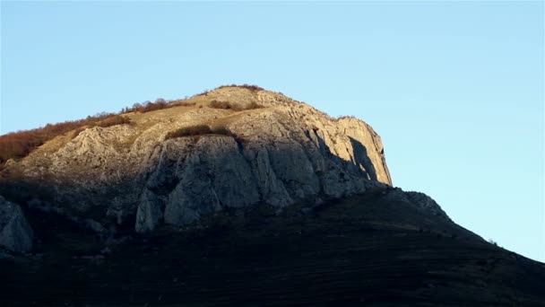 Skuggor täcker Mountain Peak — Stockvideo