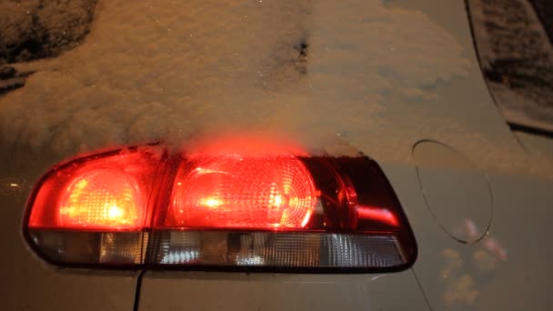 Lámparas de posición traseras nevadas — Vídeos de Stock