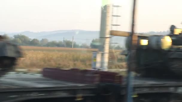 Транспортировка танков по железной дороге — стоковое видео