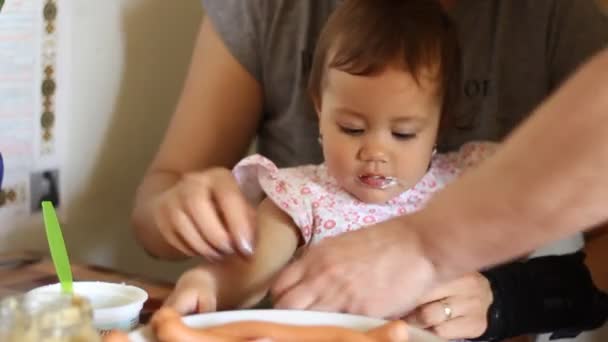 Baby meisje eten aan tafel — Stockvideo