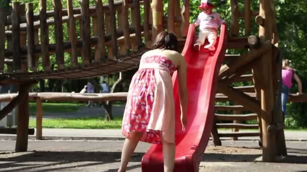 公園で赤ちゃんのスライドの楽しみ — ストック動画