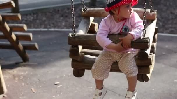 Baby a Sun hat a swing — Stock videók