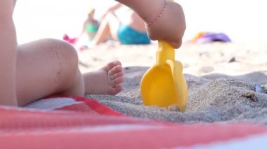 Deniz Kumu ile Bebek Oynamak