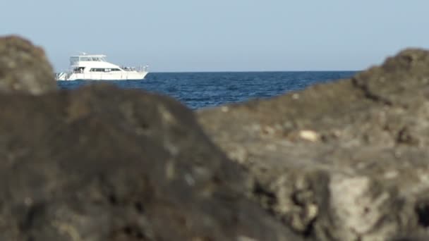 Barco blanco visto de acantilados — Vídeo de stock
