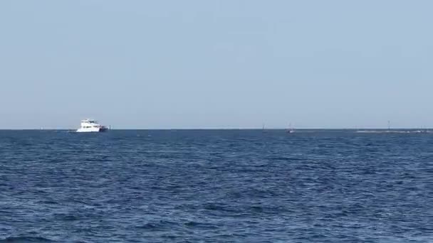 Motorisiertes weißes Boot segeln — Stockvideo