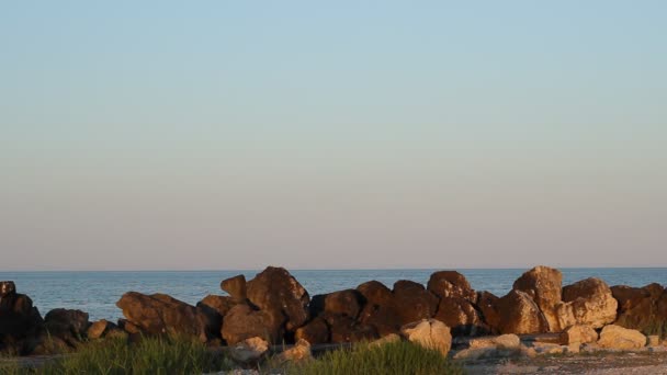 Rocas, mar y luna — Vídeo de stock