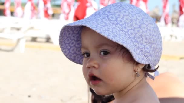 Playa bebé niña retrato — Vídeo de stock