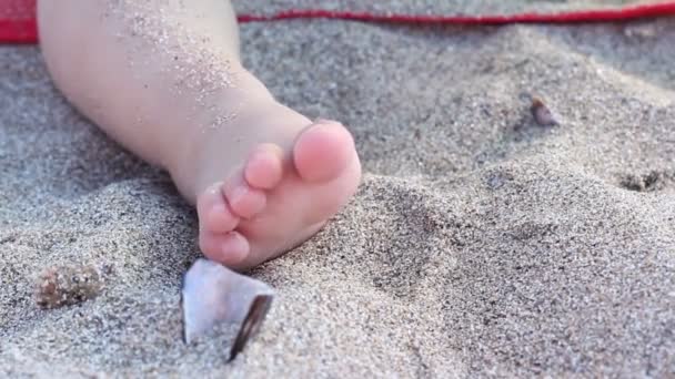 Baby voet in zee zand — Stockvideo