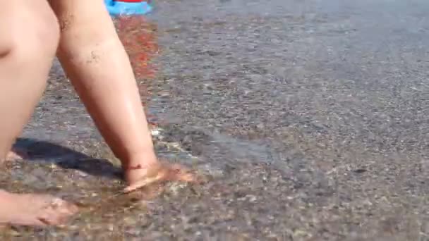 Bebê brincando em ondas do mar — Vídeo de Stock