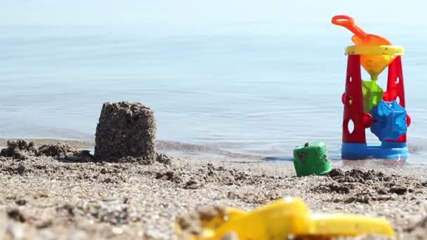 Пляжні іграшки біля моря — стокове відео