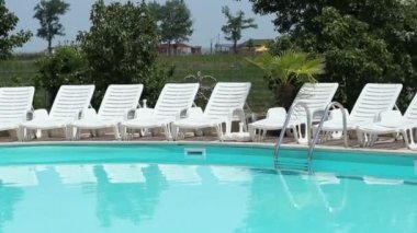 Sudaki Şezlong Yansıması