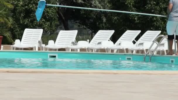 Niño limpiando la piscina — Vídeo de stock