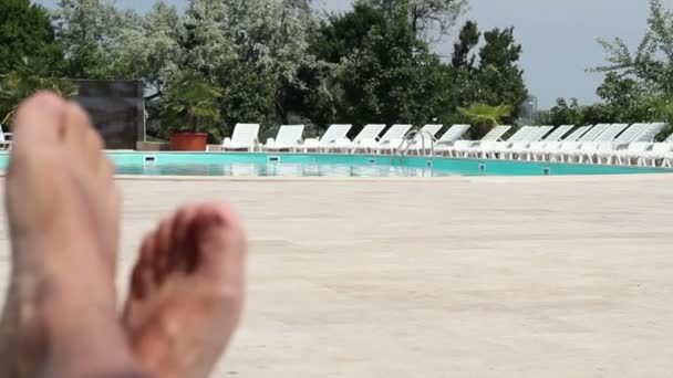 Relajación en la piscina del hotel — Vídeo de stock