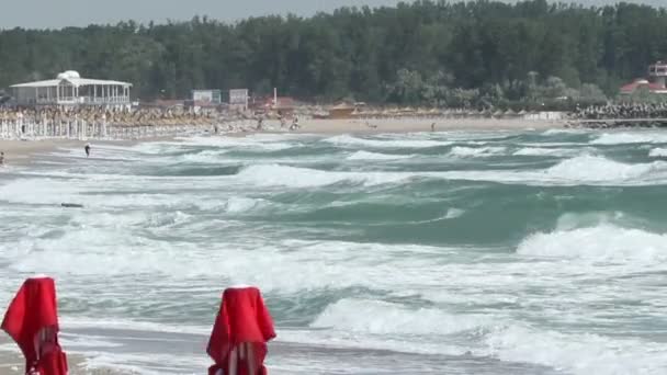 Ondas ásperas en la orilla — Vídeos de Stock