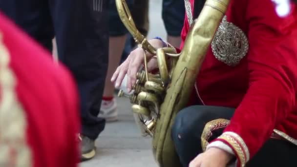 Músico callejero tocando trombón — Vídeo de stock