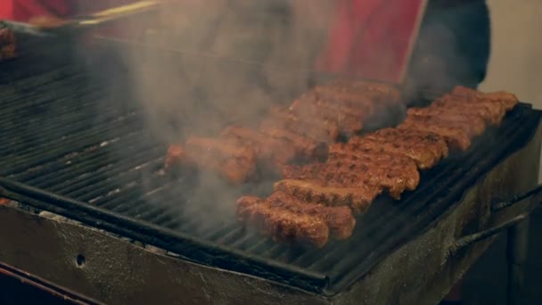 Grillad köttfärs rullar — Stockvideo