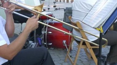 Trompet çalan adam