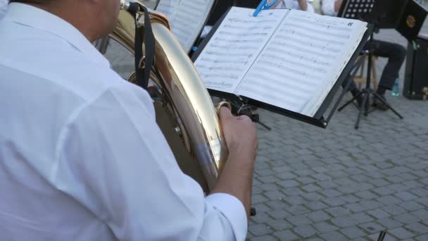 Messing speler volgt muziek bladen — Stockvideo