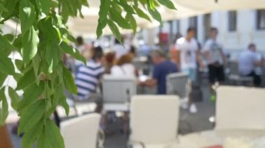 Turistler teraslar üzerinde oturmak