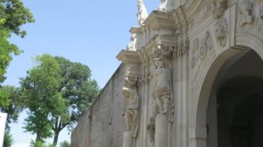 Castel kapısı ile Atlas heykeller