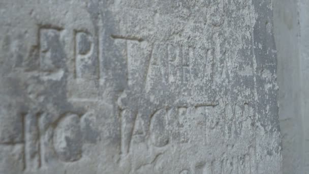 Oude stenen Epitaph inscriptie — Stockvideo