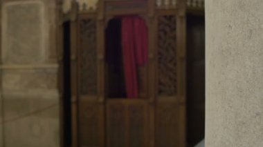 Kilisede günah çıkarma.