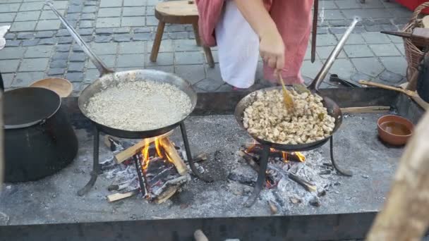 Μεσαιωνική Cook γυναίκα — Αρχείο Βίντεο