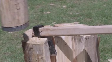 İnsan geleneksel olarak baltayla ve çekiçle bagajı ikiye ayırır..