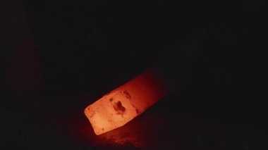 Demirci çekiçleri kızgın demir.