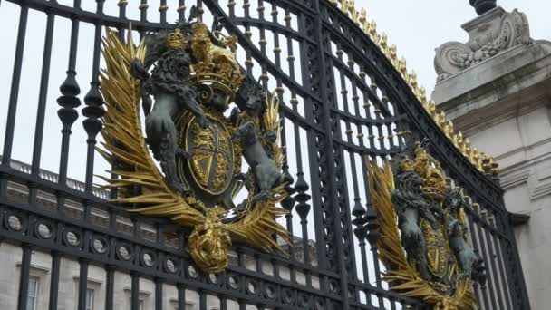 Palacio de Buckingham puertas — Vídeo de stock