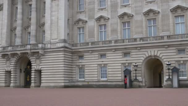 Blick auf den Eingang zum Buckingham Palace — Stockvideo