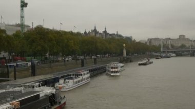 Bankalar Thames bulutlu günde