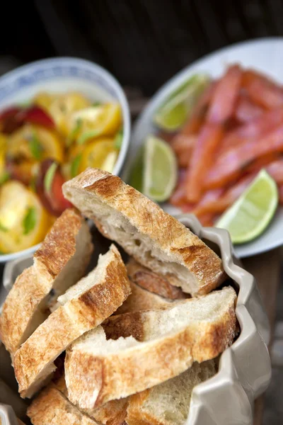 Brood en salade — Stockfoto