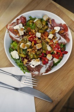 Bir tabloda karışık salata