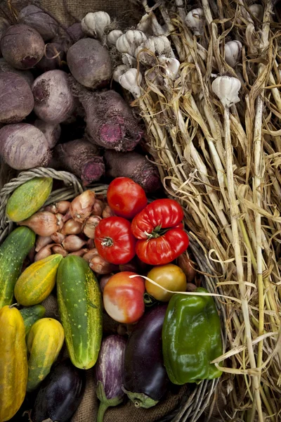 Legumes em uma cesta — Fotografia de Stock