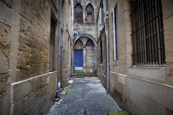 Antigua iglesia y calle — Foto de Stock