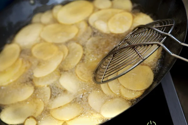 フライパンで炒めたジャガイモ — ストック写真