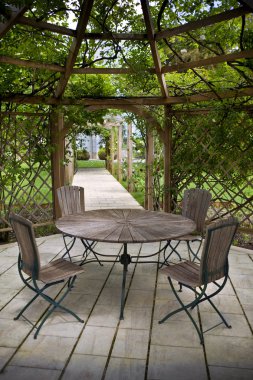 Pergola ve gül bahçesi