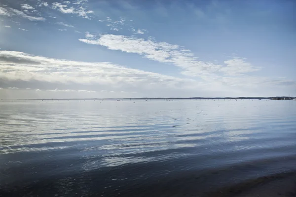 Meer und wolkenverhangener Himmel — Stockfoto